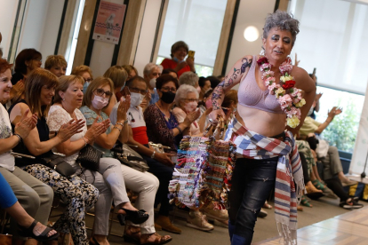 Mujeres operadas de cáncer de mama desfilan en Valladolid con trajes de baño y lencería. -J. M. LOSTAU