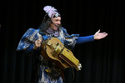 Crispín D’Olot en una de sus últimas actuaciones, sobre el escenario con una zanfona.-ARGICOMUNICACIÓN