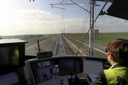 Tren laboratorio que Adif utiliza como pruebas en la línea Palencia-León que está en obras.-ICAL