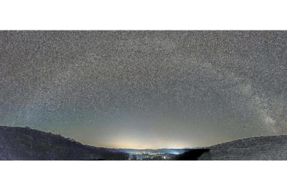 Vista de la Vía Láctea desde Hoyos del Espino. Abajo, otra panorámica de la bóveda celeste desde Gredos.-L.P.