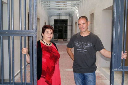 La alcaldesa de Segovia, Clara Luquero, y el director artístico de la asociación Microteatro por Dinero y creador de este formato, Miguel Alcantud, presentan el nuevo ciclo en una galería de la antigua prisión de la ciudad-Ical