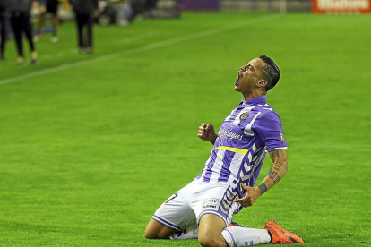 De Tomás celebra eufórico el gol que marcó frente al Tenerife en la Copa.-JOSE C. CASTILLO