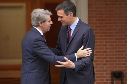 Pedro Sánchez, junto al presidente madrileño, Ángel Garrido-JOSÉ LUIS ROCA