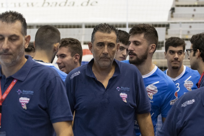 El cuerpo técnico del Recoletas cabizbajo tras la derrota encajada en Huesca. / EL MUNDO