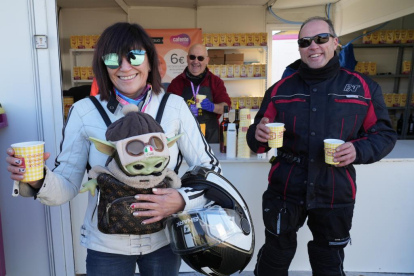 Moteros tomando 'caldo pingüinero' en la concentración de Pingüinos en la Antigua Hípica del Pinar de Antequera - J.M. LOSTAU