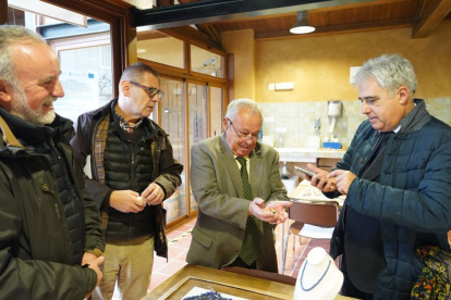 El consejero de Cultura, Turismo y Deporte, Gonzalo Santonja, en el Centro de estudios vacceos Federico Wattember del Yacimiento de Pintia. ICAL