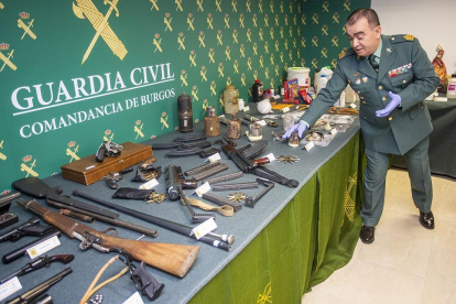 El sargento Carlos Chamorro, del Grupo de Desactivación de Explosivos (Gedex) de la Guardia Civil, muestra el arsenal incautado.-SANTI OTERO
