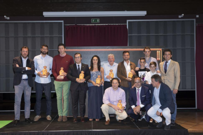 Premiados, anfitriones y autoridades posan con sus trofeos al final de la gala deportiva-J.C. CASTILLO
