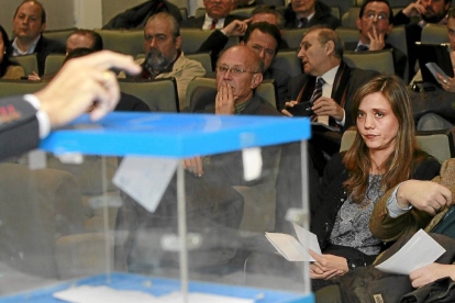 Ángela de Miguel observa la urna durante la votación que la proclamó presidenta de la CVE-J.M.Lostau