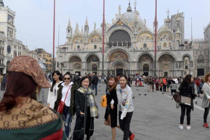 Turistas se hacen fotos frente a la catedral de San Marco, en Venecia, el 20 de octubre.-AFP / MIGUEL MEDINA
