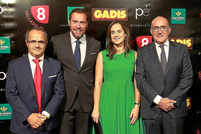 El director de La 8 Valladolid, Florencio Carrera; el alcalde Óscar Puente; la consejera delegada de Edigrup, Adriana Ulibarri; y el presidente de la Diputación, Jesús Julio Carnero. REPORTAJE GRÁFICO: J. LOSTAU