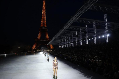 Desfile de Yves Saint Laurent, con la torre Eiffel de fondo.-AP / KAMIL ZIHNIOGLU