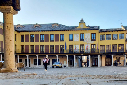 Fachada del Ayuntamiento, en la Plaza Mayor de Tordesillas. E. M.
