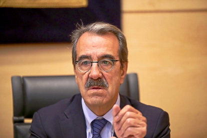 Emilio Ontiveros, ayer en las comisión de investigación de las Cortes.-ICAL