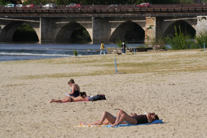 La playa de Moreras en Valladolid recibe a sus primeros bañistas en el mes de abril. -J.M. LOSTAU