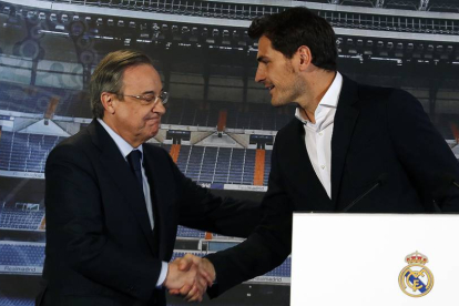 El presidente del Madrid despide oficialmente al capitán y& "mejor portero de la historia del club".-Foto: DAVID CASTRO