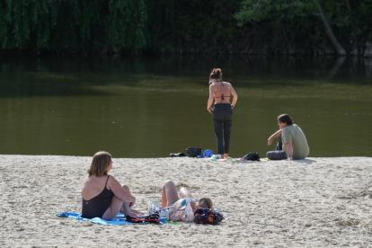 La playa de Moreras en Valladolid recibe a sus primeros bañistas en el mes de abril. -J.M. LOSTAU