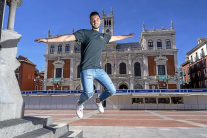 Aunque por estatura no lo parece, 192 centímetros contra 165, es el sobrino del exfutbolista del Real Valladolid Víctor Fernández.-PABLO REQUEJO