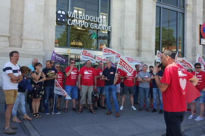CCOO y trabajadores de Renfe a las puertas Estación de Valladolid Campo Grande-EUROPA PRESS