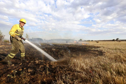 Incendio en Solanilla (León) El incendio de Solanilla (León) arrasa 20 hectáreas de pasto y matorral