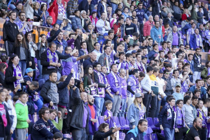 Espectadores blanquivioleta situados en el Fondo Norte, durante un partido de Liga-MIGUEL ÁNGEL SANTOS