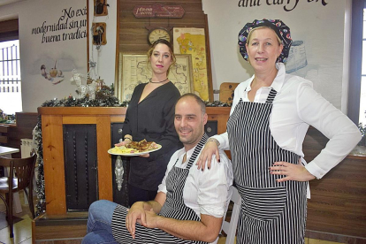 Rosa, junto a sus dos hijos, Amaya y Ángel, en el interior del restaurante, en Montamarta.-