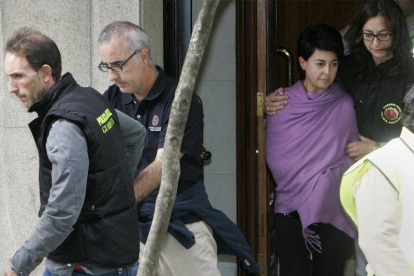Alfondo Basterra y Rosario Porto a la salida de su domicilio en uno de los registros que realizó la Policía.-Foto: EL PERIÓDICO