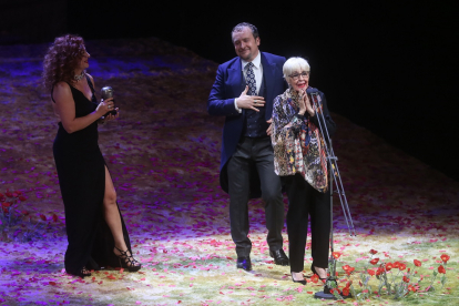 Concha Velasco recibió el Premio Max de Honor en mayo de 2019 en el Teatro Calderón en una imagen de archivo. - ICAL
