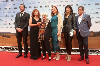 Concha Velasco junto al ex alcalde de Valladolid, Oscar Puente, y otras  autoridades en la alfombra roja de los premios Max que se celebraron en 2019 en el Teatro Calderón de Valladolid. -ICAL