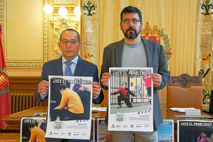 ‘Angel Aranzana y Alberto Bustos con los carteles de la campaña.-E. M.