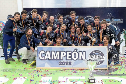 Los jugadores y el cuerpo técnico del CPLV celebran el octavo título de Copa del Rey conquistado ayer en el polideportivo Canterac.-NURIA MONGIL