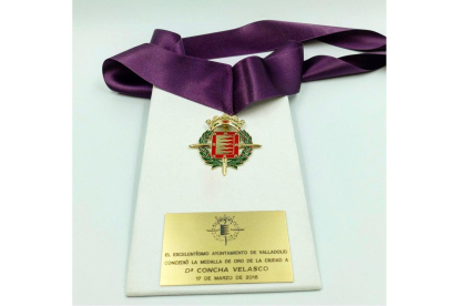 Medalla de Oro de Valladolid que recibió Concha Velasco el 17 de marzo de 2018. -JESUSJCARNERO