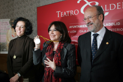 Concha Velasco cuando fue nombrada Embajadora del Teatro Calderón. Junto a ella, el alcalde de Valladolid, Francisco Javier León de la Riva, y la concejala de Cultura, Mercedes Cantalapiedra en marzo de 2010 en una imagen de archivo. - ICAL