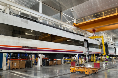 Un tren en reparación en los talleres de Renfe de Valladolid.-E. M.