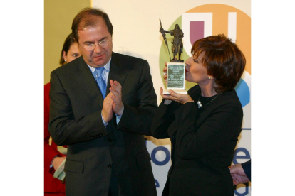 Concha Velasco fue galardonada en la cena de hermandad de la Asociación de Empresarios de Hostelería de Valladolid en enero de 2003 en una imagen de archivo.- ICAL