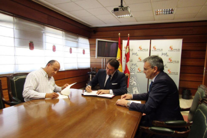 El consejero de Fomento y Medio Ambiente, Juan Carlos Suárez-Quiñones, y el presidente de la Asociación Nacional de Especialistas Profesionales en Protección Civil y Emergencias, Blas Castrillo, firman un protocolo de colaboración.-ICAL