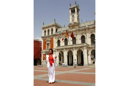 La actriz vallisoletana Concha Velasco en el año 2002 frente al Ayuntamiento de Valladolid para grabar un vídeo promocional de la ciudad y la provincia, en una imagen de archivo. -ICAL