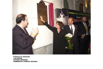 Concha Velasco junto al ex presidente de Castilla y León y en el homenaje que se rindió a la actriz en el Teatro Calderón en septiembre de 2001 en una imagen de archivo. - J.M. LOSTAU