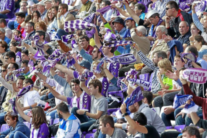 Aficionados del Valladolid, en el estadio Zorrilla.-J. M. LOSTAU