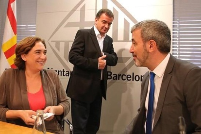 Ada Colau con el socialista Jaume Collboni y, detrás, el republicano Alfred Bosch.-/ RICARD CUGAT