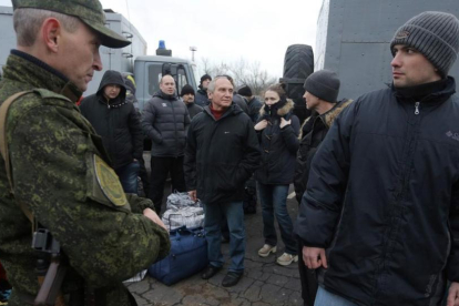 Prisioneros ucranianos durante la operación de intercambio en el punto de control cercano a Górlovka, el 27 de diciembre.-AFP / ALEKSEY FILIPPOV