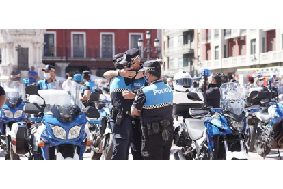 Concentración por el fallecimiento del agente de la Policía Municipal de Valladolid. - ICAL