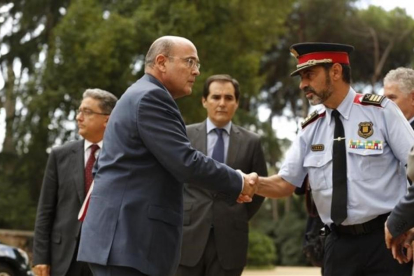 El major de los Mossos, Josep Lluís Trapero, saluda al coronel Diego Pérez de los Cobos, coordinador del operativo contra el referéndum del 1-O.-EL PERIÓDICO