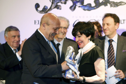 Concha Velasco recibió el Premio Valle-Inclán de manos del ex ministro de Cultura, José Ignacio Wert en abril de 2015 en una imagen de archivo. - ICAL