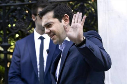 Tsipras saluda a la salida del palacio presidencial tras un encuentro con los líderes de los partidos.-Foto: AFP/ A. T.