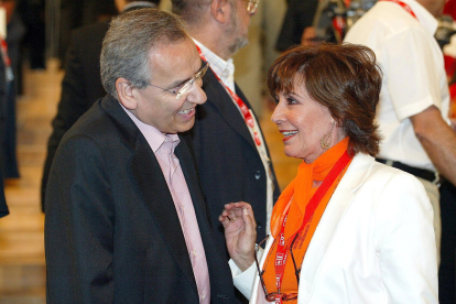 Concha Velasco y Alfonso Guerra, asistieron al Congreso Federal del PSOE en Madrid en julio de 2004 en una imagen de archivo. - ICAL
