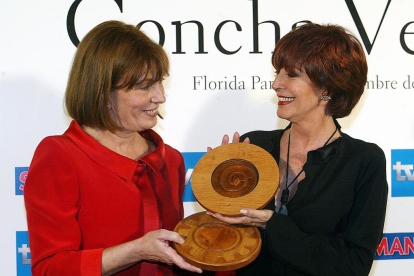 La actriz Concha Velasco recibe de manos de la directora de la academia de cine  la Medalla de Oro de la academia a en diciembre de 2003 en una imagen de archivo. - E.M.