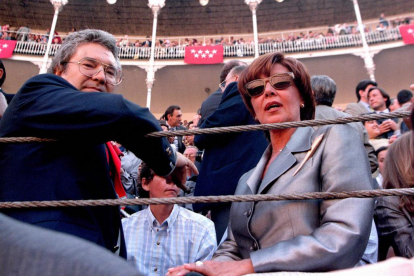 La actriz Concha Velasco con su marido en mayo de 1998 en la XXII corrida de la Feria de San Isidro. Las Ventas, en una imagen de archivo. - E.M.
