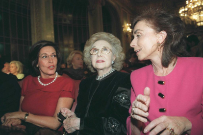 Concha Velasco en la ceremonia de entrega de la Pluma de Oro del Club de la Escritura a Antonio Gala, en el Salón Real del Casino de Madrid en octubre de 1998 en una imagen de archivo. - E.M.