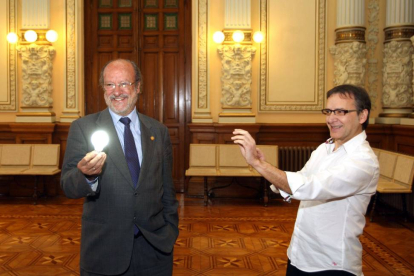 El alcalde de Valladolid, Javier de la Riva, participa en un truco lumínico con el mago Juan Mayoral tras la presentación de la alianza de ciudades 'Lightscape Cities'-Ical